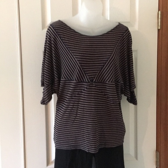 Bordeaux Tops - 🇺🇸 Bordeaux navy/tan abstract striped top. Size XL
